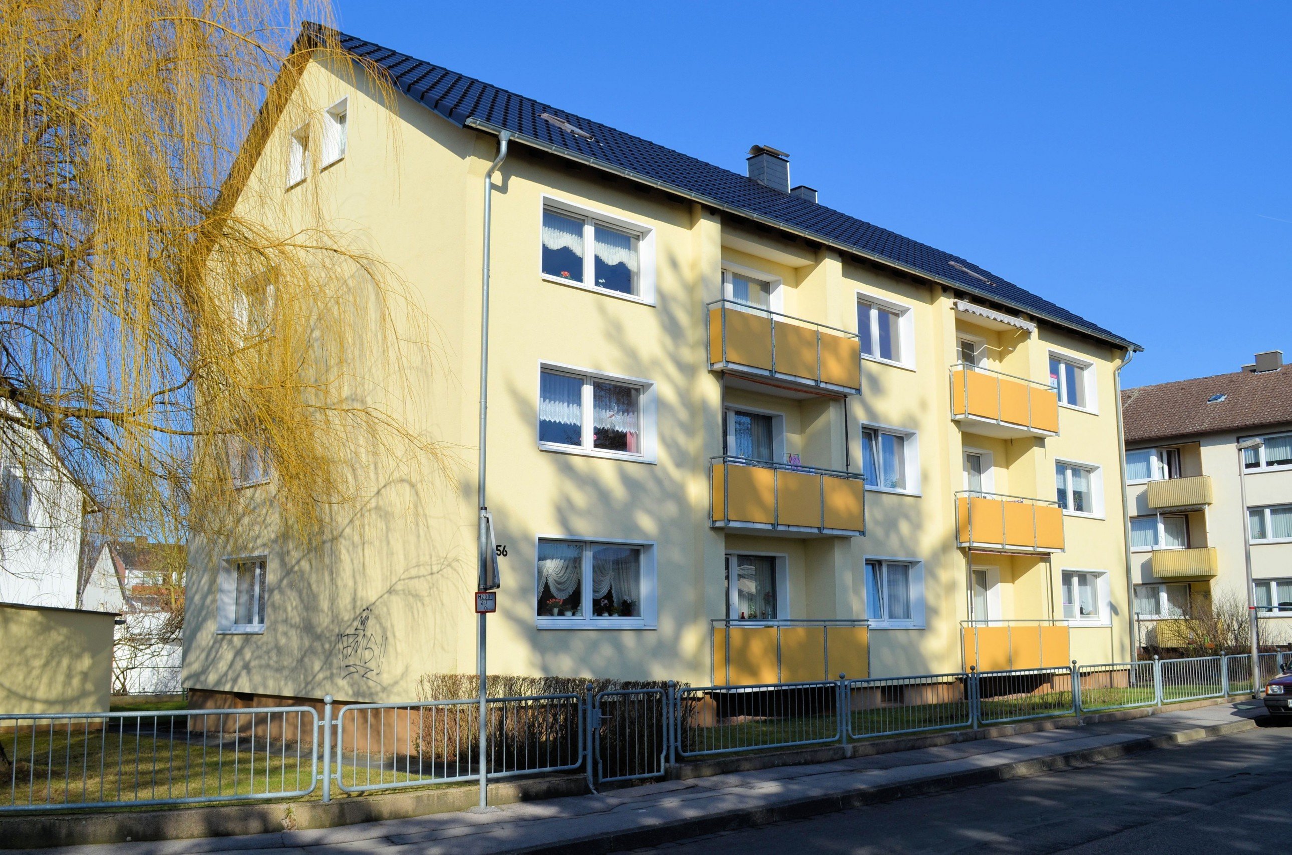 Foto Mietwohnanlage mit Garagen