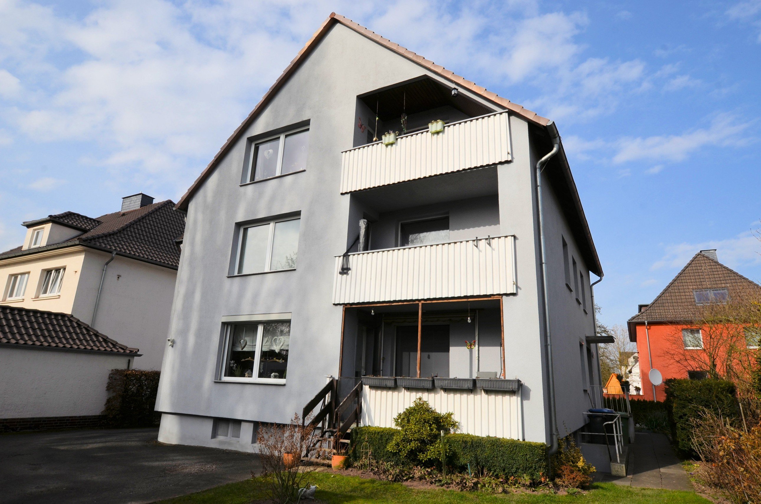 Foto 3-Familienwohnhaus mit Garagen