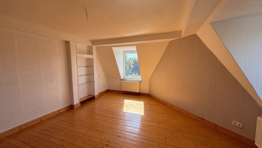 Schlafzimmer - www.immobilien-heise.de Dachgeschosswohnung Holzminden