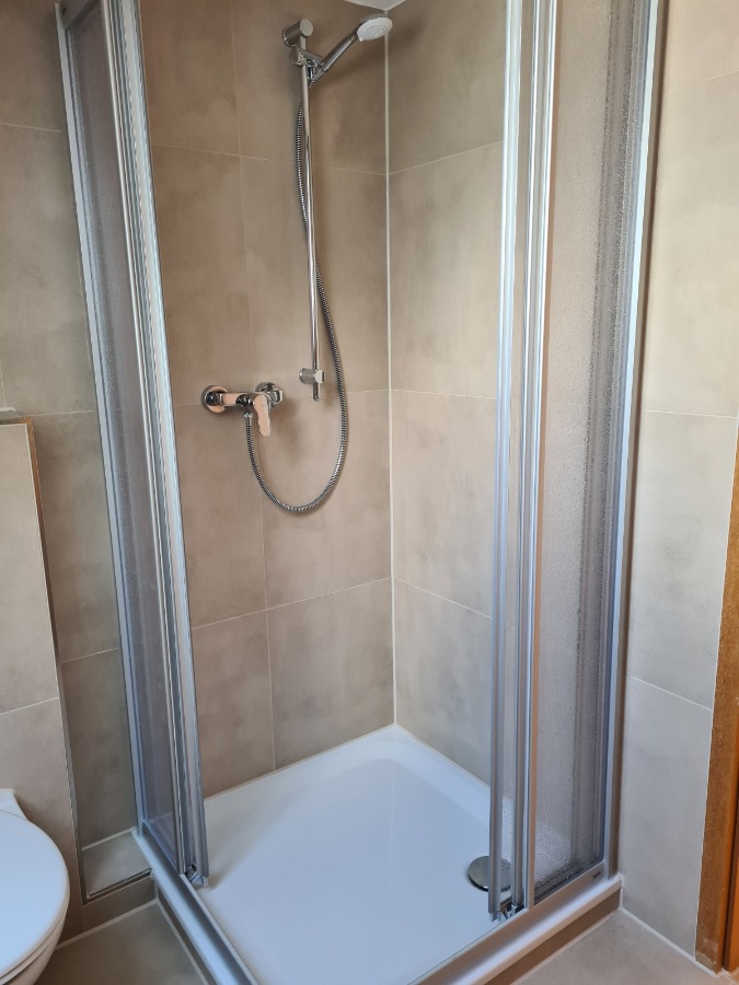 Badezimmer - www.immobilien-heise.de Dachgeschosswohnung Holzminden