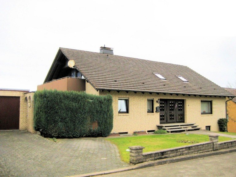 Langfristig vermietetes 3-Familienwohnhaus mit Garage* Baujahr: 1985* Grundstücksgröße: 705m² * Wohnfläche: ca. 302 m ...