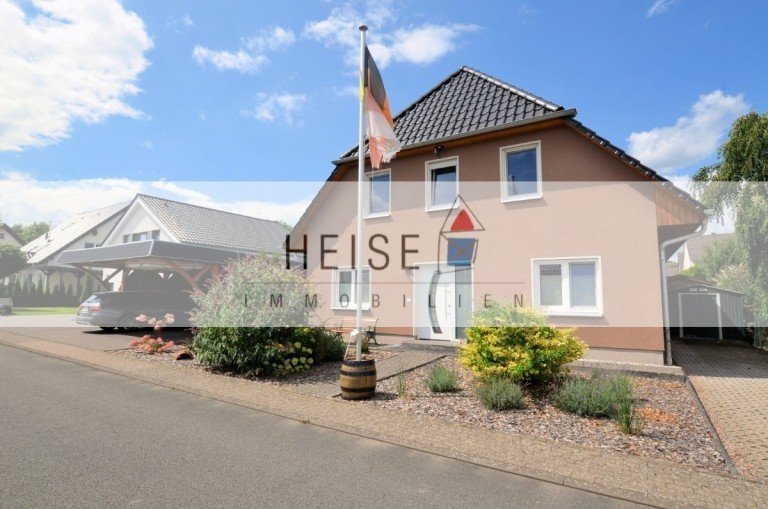 *** VERKAUFT 2025 *** Modernes Einfamilienhaus mit Doppelcarport und Pool in ruhiger Lage von Albaxen.Dieses 2015 erri ...