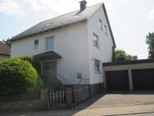 Heise Immobilien - 3-Familienwohnhaus Eschershausen Scharfoldendorf ** VERKAUFT 2022 ** Gepflegtes 3 Familienwohnhaus mit Doppelgarage in ruhiger Wohnlage - leerstehend