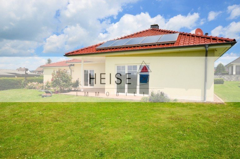 Seniorengerechter Bungalow mit Doppelgarage in ruhiger Ortsrandlage - Fernsicht*Baujahr: 2010*Grundstücksfläche: 951 q ...