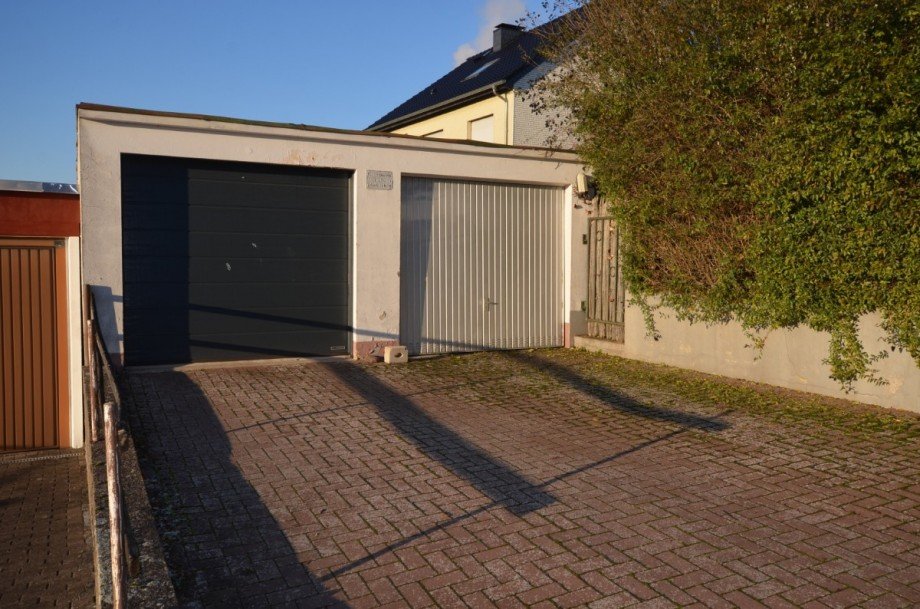 Heise Immobilien Holzminden - Doppelgarage Zweifamilienhaus Holzminden