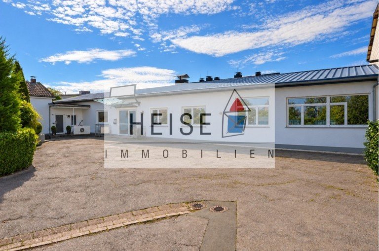 Zur Vermietung steht eine vielseitig nutzbare Gewerbeimmobilie mit einer Hallenfläche von ca. 450 m² sowie separaten Bür ...