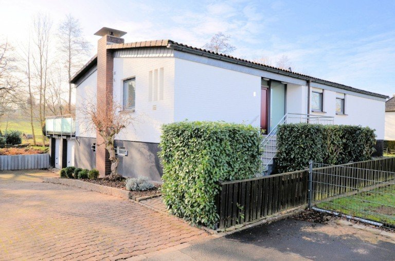 1-Familienwohnhaus mit Dachterrasse und Doppelgarage in bester Wohnlage* Baujahr: 1971* Grundstücksgröße: 1050 m² * W ...
