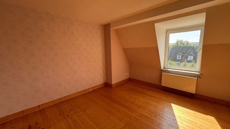 Schlafzimmer - www.immobilien-heise.de Dachgeschosswohnung Holzminden