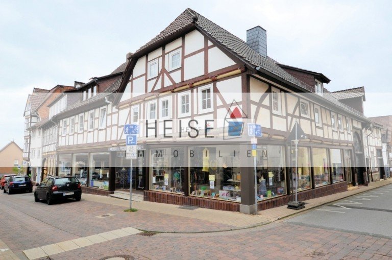 Fachwerkhaus - Wohn- und Gesch�ftshaus - Stadtoldendorf - Heise Immobilien Stadtoldendorf - Stadtlage - Eckgrundst�ck Stadtoldendorf Wohn- / Gesch�ftshaus Vermietetes Wohn- und Gesch�ftshaus mit Nebengeb�ude und vielseitigen Nutzungsm�glichkeiten