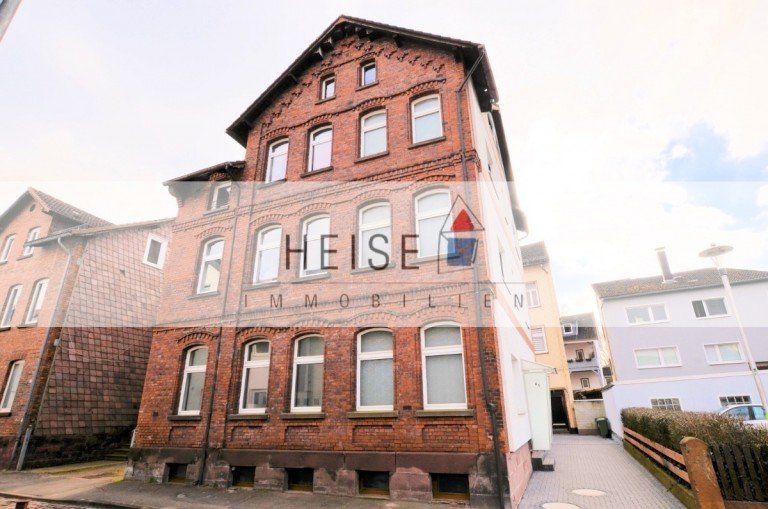 Teilvermietetes 6-Familienwohnhaus mit 2 Garagen in Stadtlage * Baujahr: ca. 1900* Grundstücksgröße: 271 m² * Wohn- ...