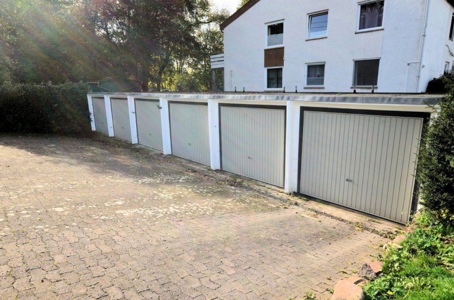 Heise Immobilien - 6-Familienwohnhaus - Anlageobjekt mit 6 Garagen Mehrfamilienhaus Holzminden