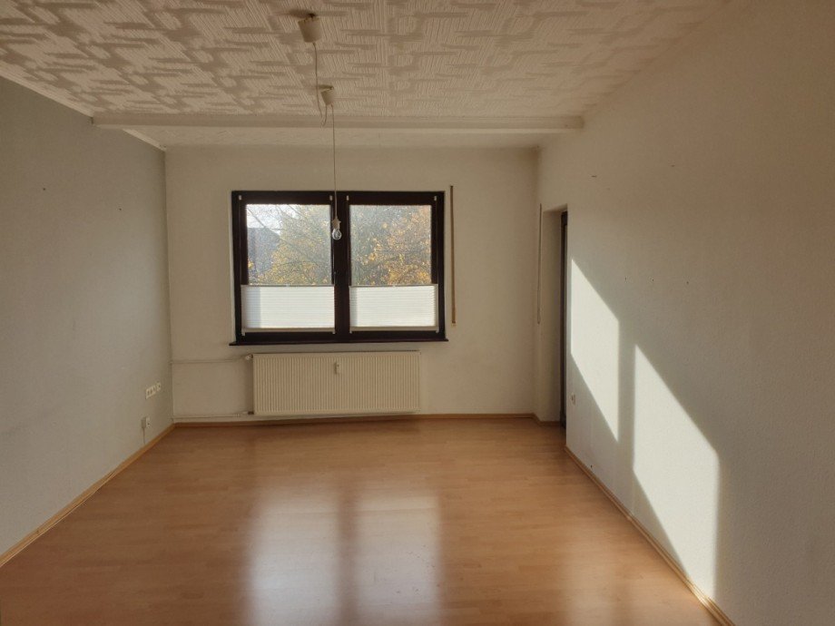 Wohnzimmer mit Zugang zum Balkon Etagenwohnung Holzminden