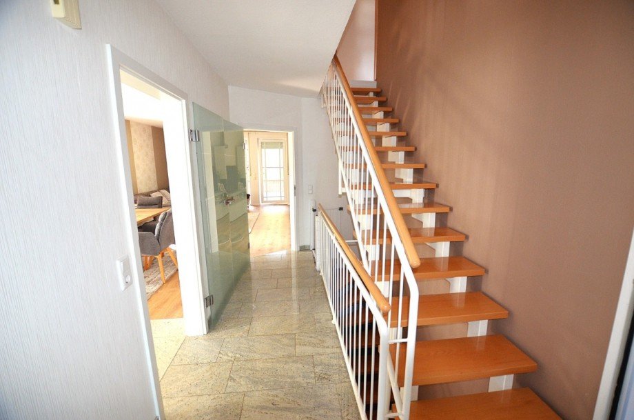 Diele/Eingangsbereich EG - Heise Immobilien Doppelhaush�lfte Holzminden