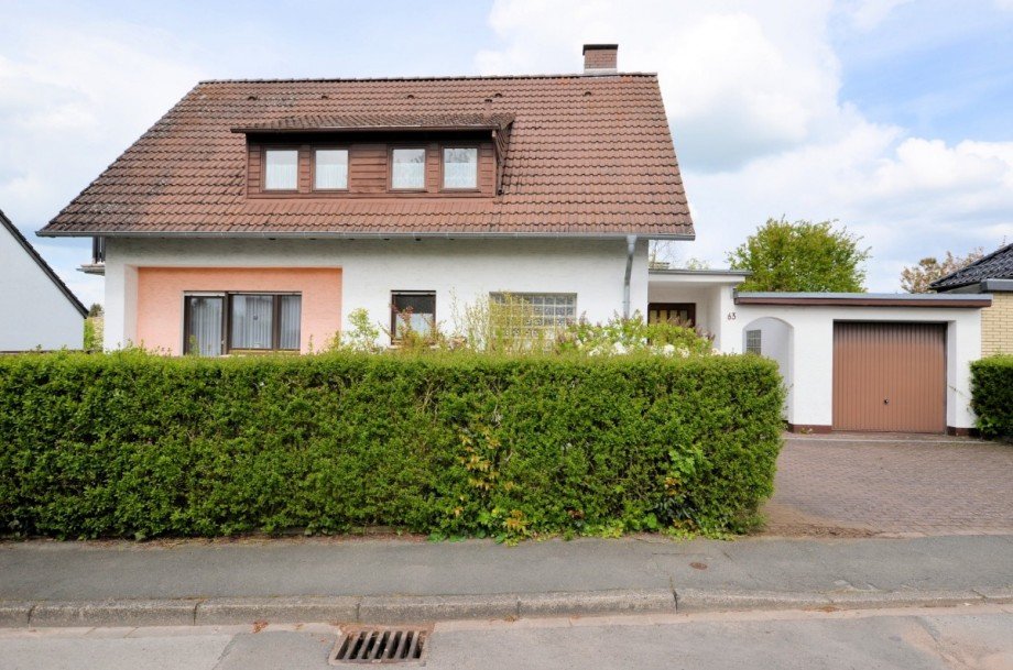 1-Familienwohnhaus mit Garage in Holzminden - Ansicht Stra�e - S�den Einfamilienhaus Holzminden