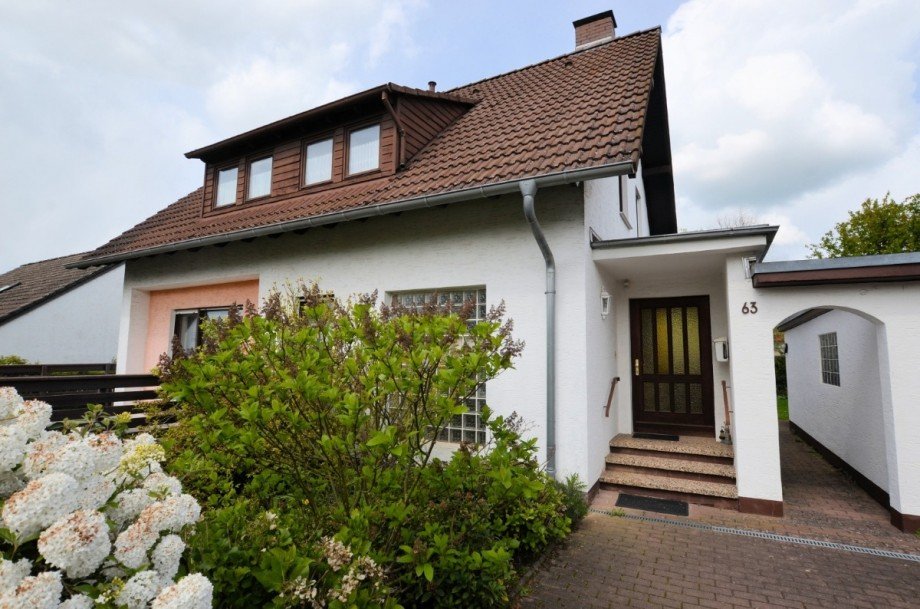 1-Familienwohnhaus mit Garage in Holzminden - Ansicht Stra�e - Eingangsbereich Einfamilienhaus Holzminden