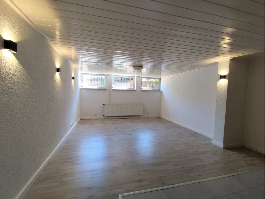 Wohnzimmer / K�che - www.immobilien-heise.de Souterrainwohnung Holzminden