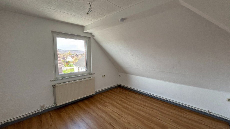 Schlafzimmer 1 - www.immobilien-heise.de Dachgeschosswohnung Holzminden