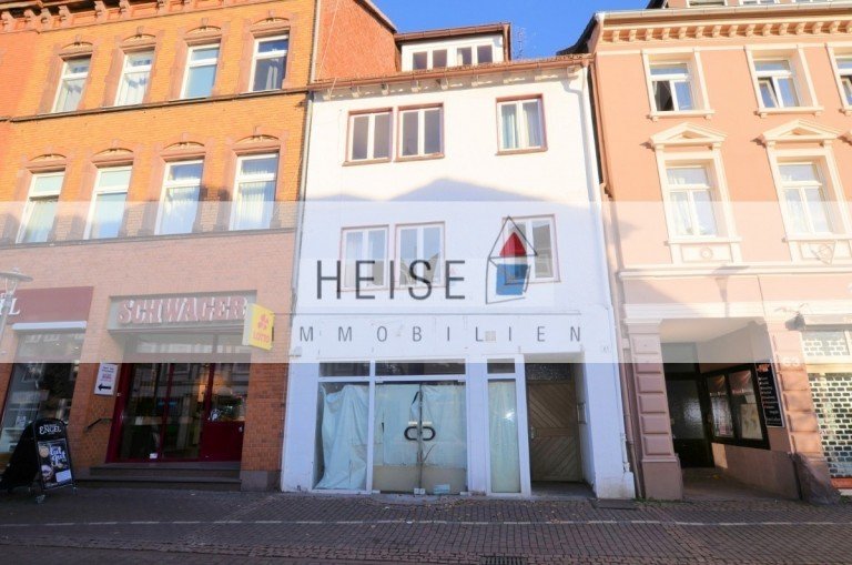 Heise Immobilien - Wohn- und Gesch�ftshaus - Innenstadt Holzminden - Innenstadt Mehrfamilienhaus *** VERKAUFT 2026 *** Sanierungsbed�rftiges Wohn- und Gesch�fthaus in Innenstadtlage von Holzminden