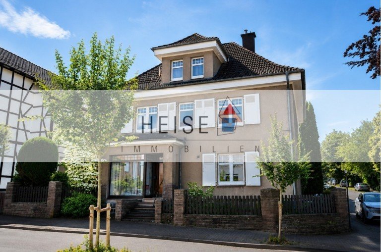Repräsentatives Wohnhaus mit viel Platz zentraler Lage von StadtoldendorfDieses repräsentative Einfamilienhaus aus dem ...