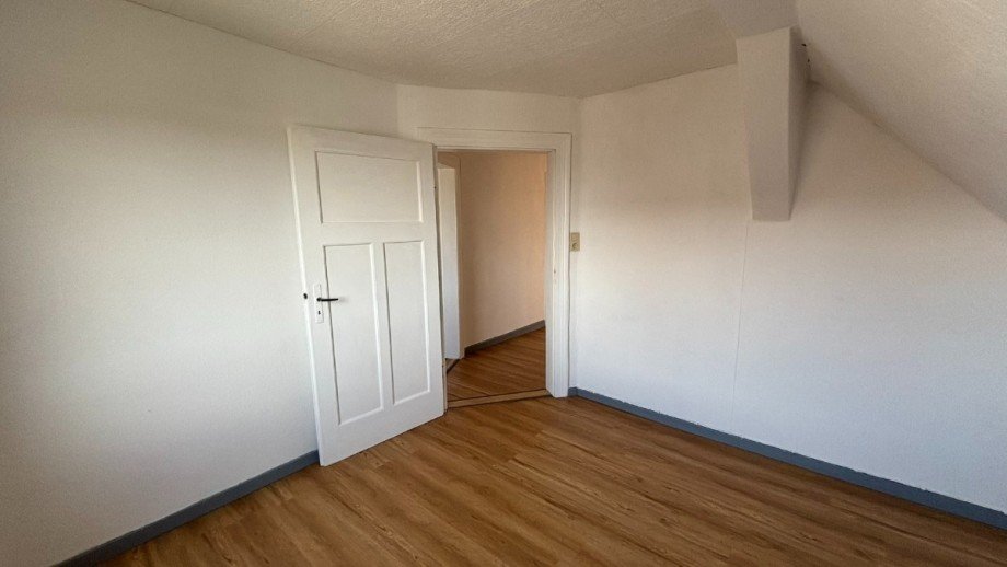 Schlafzimmer 2 - www.immobilien-heise.de Dachgeschosswohnung Holzminden