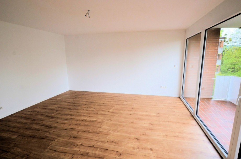 hochwertig modenisierte Eigentumswohnung - Wohnzimmer Etagenwohnung Holzminden