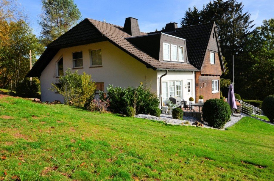 Heise Immobilien - Wohnhaus mit Doppelcarport in idyllischer Lage Einfamilienhaus Holzminden-Neuhaus