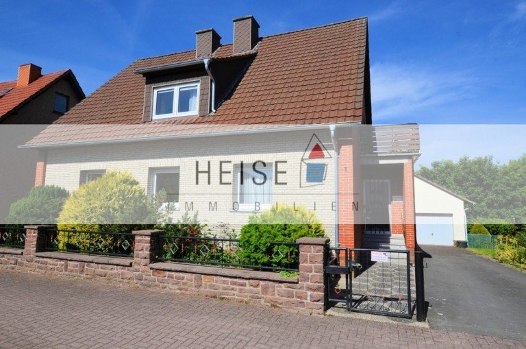 1- bis 2-Familienwohnhaus mit Doppelgarage in ruhiger Wohnlage mit kleinem Gartenteich* Baujahr: 1950* Grundstücksgröß ...