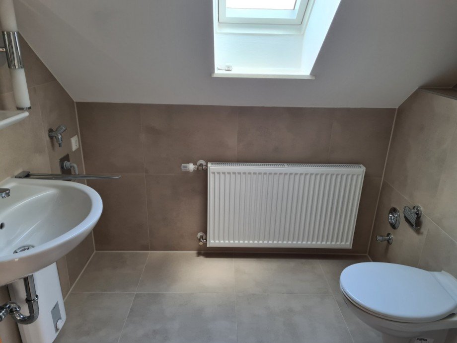 Badezimmer - www.immobilien-heise.de Dachgeschosswohnung Holzminden