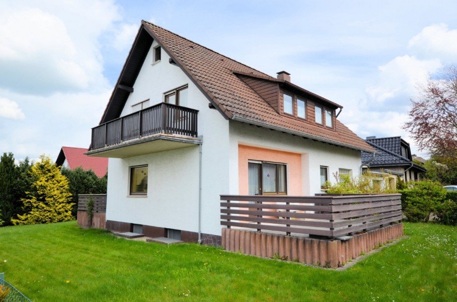 1-Familienwohnhaus mit Garage in Holzminden - Ansicht Stra�e - zwei Terrassen Einfamilienhaus Holzminden