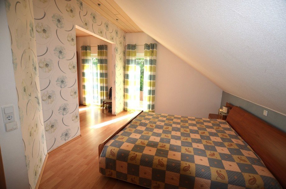 Schlafzimmer mit Ankleide - Heise Immobilien Doppelhaush�lfte Holzminden