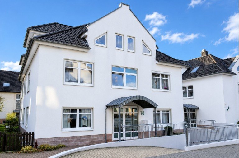Heise Immobilien - Eigentumswohnung mit kleinem Garten Holzminden Erdgeschosswohnung ** VERKAUFT 2026 **Eigentumswohnung mit Autoabstellplatz im Erdgeschoss mit Gartenanteil