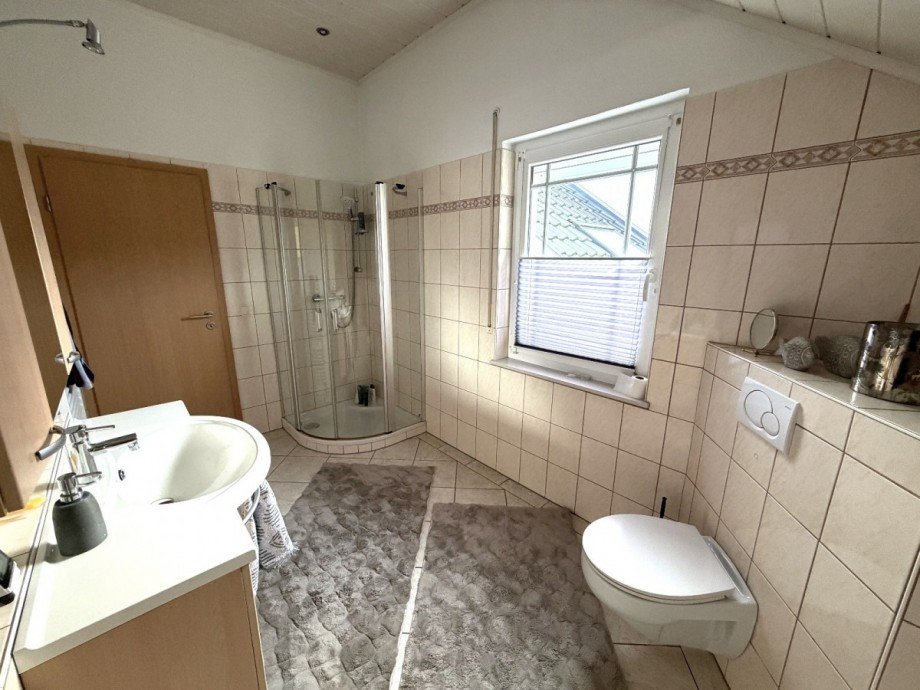 Badezimmer im Obergeschoss - Heise Immobilien Doppelhaush�lfte Holzminden