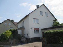 Heise Immobilien - Ansicht Stra�e ** VERKAUFT 2022 ** Gepflegtes 3 Familienwohnhaus mit Doppelgarage in ruhiger Wohnlage - leerstehend