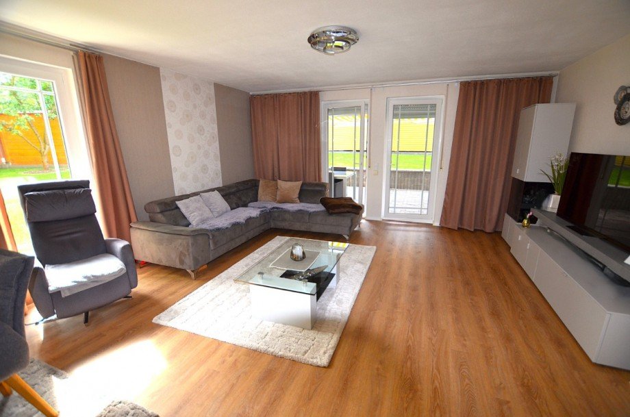 Wohnzimmer - Heise Immobilien Doppelhaush�lfte Holzminden