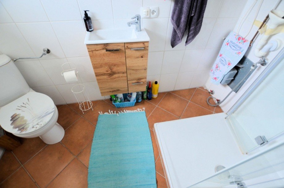 Duschbad links Einfamilienhaus Heinade