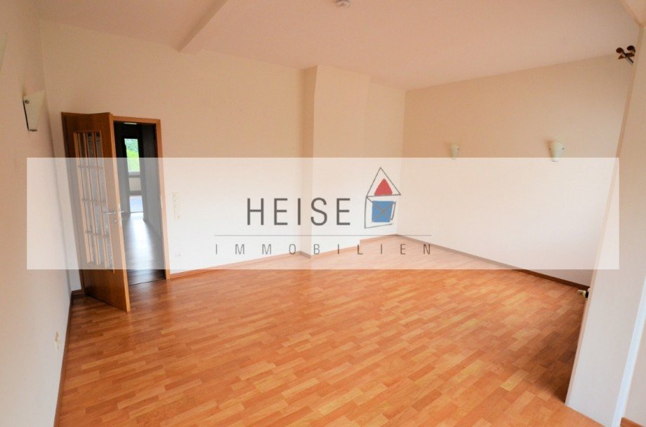 Wohnzimmer mit Zugang zum Balkon Etagenwohnung Holzminden