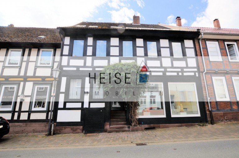 Heise Immobilien - Wohnhaus in Dassel Dassel - Innenstadt Mehrfamilienhaus Fachwerkhaus mit mit ehemaligen Gewerber�umen im Erdgeschoss - nutzbar als 1-Familienwohnhaus