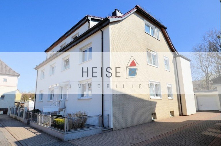 3-Familien-Doppelhaushälfte mit Garagen und Nebengelass in stadtnaher Lage * Baujahr: 1930* Grundstücksgröße: 466 m² ...