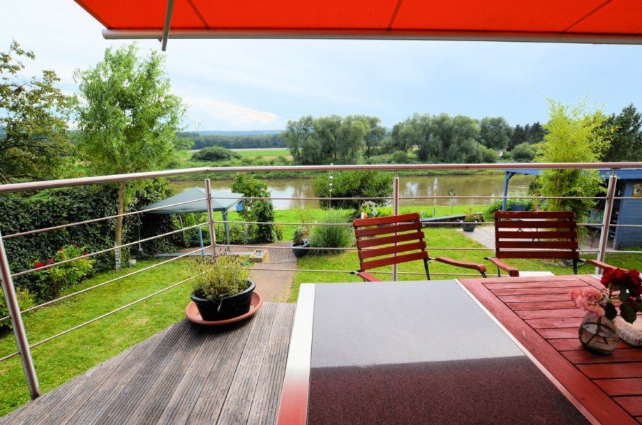 Balkon mit Fernsicht in die Weserauen ** Brev�rde ** Ortsrand Einfamilienhaus Brev�rde