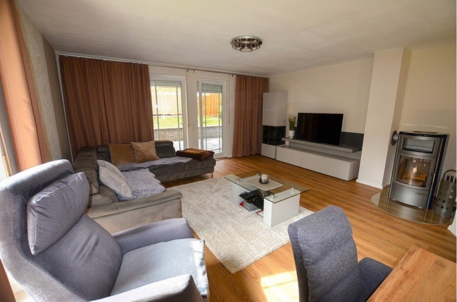 Wohnzimmer - Heise Immobilien Doppelhaush�lfte Holzminden