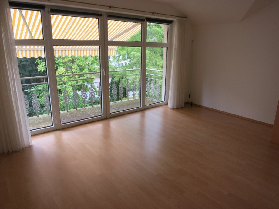 Wohnzimmer mit Balkon Etagenwohnung Holzminden