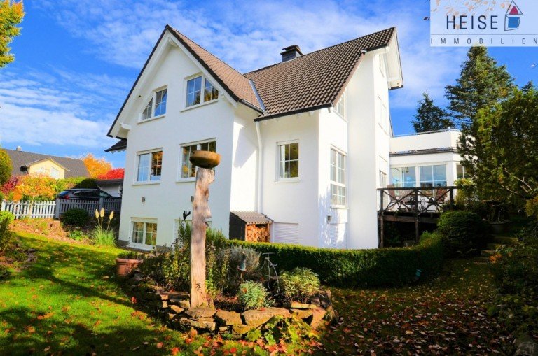 1-bis 2-Familienwohnhaus mit Einliegerwohnung und Garagen in ruhiger und bevorzugten Ortsranlage* Baujahr: 1997* Grund ...