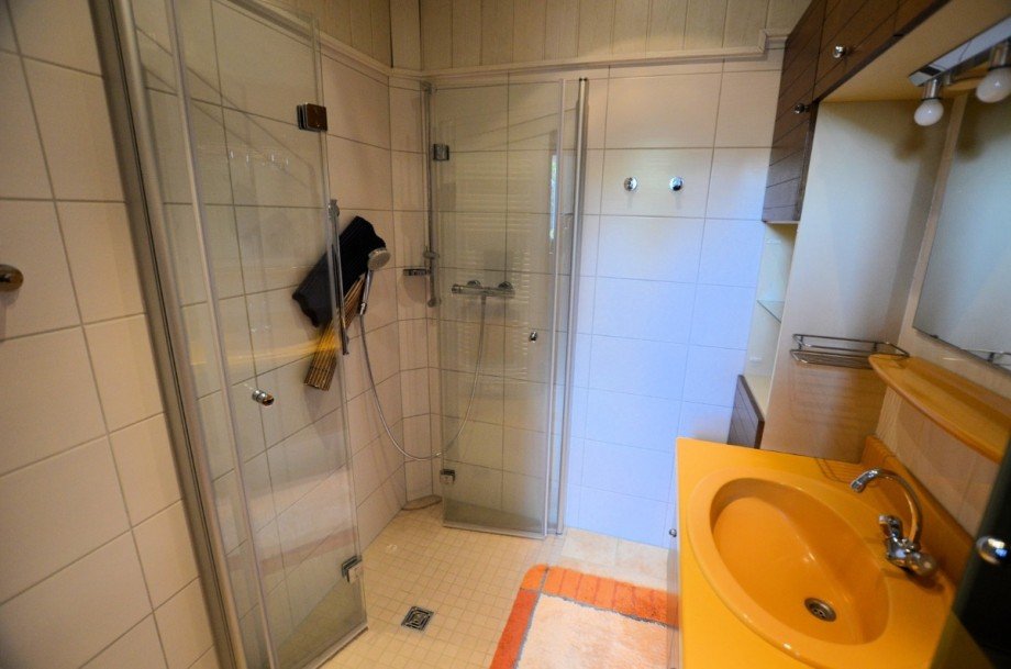 2-Familienwohnhaus mit Garage - Stadtlage - Badezimmer - Obergeschoss Zweifamilienhaus Holzminden