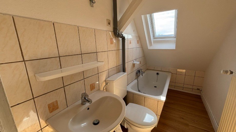 Bad - www.immobilien-heise.de Dachgeschosswohnung Holzminden