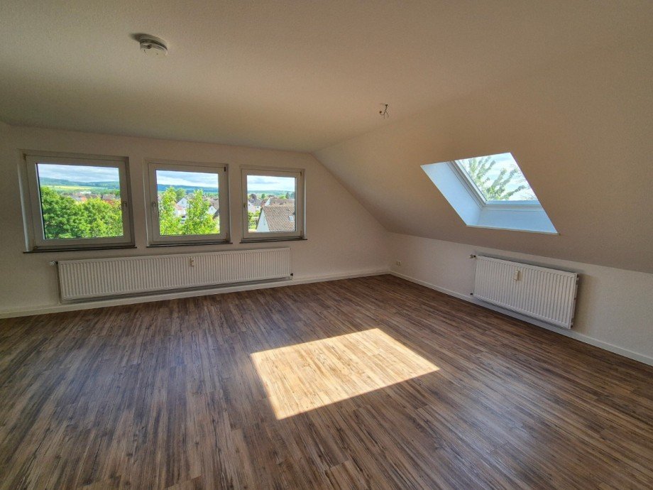 Wohnzimmer - www.immobilien-heise.de Dachgeschosswohnung Holzminden
