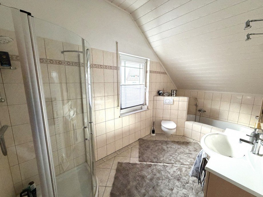 Badezimmer im Obergeschoss - Heise Immobilien Doppelhaush�lfte Holzminden