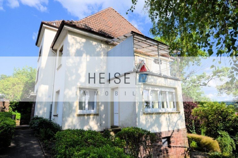 2-Familienwohnhaus mit Garage und Fernsicht* Baujahr: 1936* Grundstücksgröße: 936 m²* Wohnfläche: ca. 155 m² zzgl. Au ...