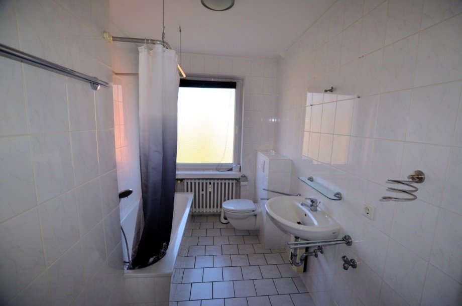 Badezimmer mit Fenster und Badewanne - www.immobilien.heise.de Etagenwohnung Holzminden