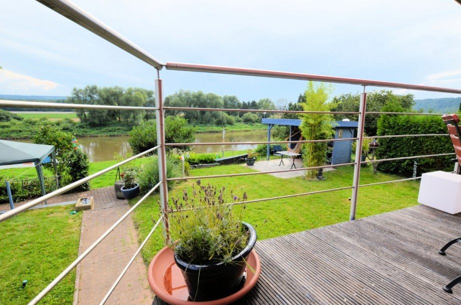 Balkon mit Fernsicht in die Weserauen ** Brev�rde ** Ortsrand Einfamilienhaus Brev�rde