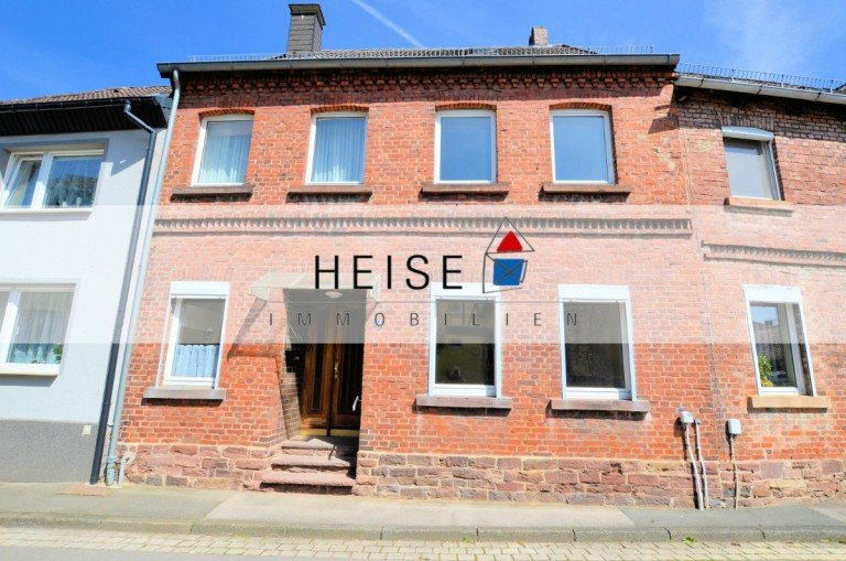 Reihenmittelhaus mit kleinem Innenhof in Höxter-Lüchtringen* Dorflage fußläufig zur Weser* Baujahr: ca. 1875 (geschätz ...